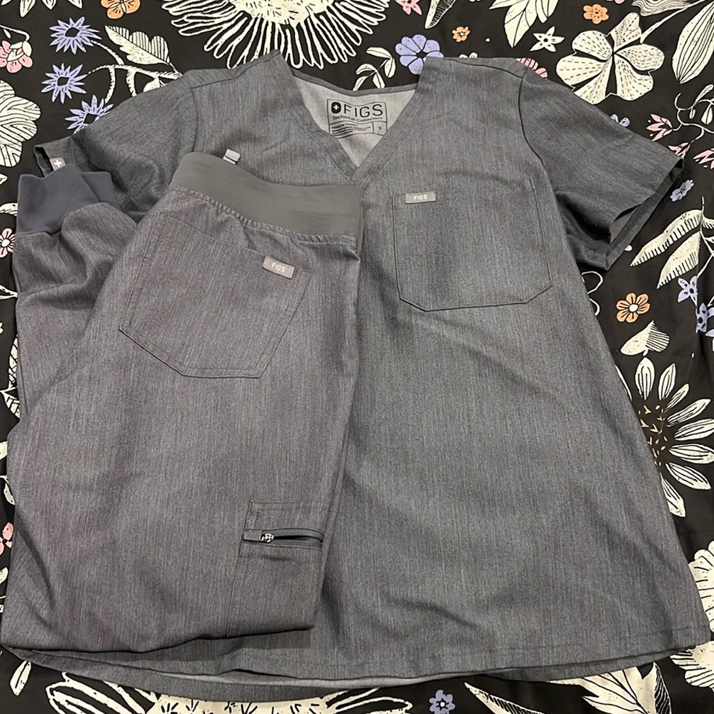 Women’s Figs Gray Jogger Scrub Set